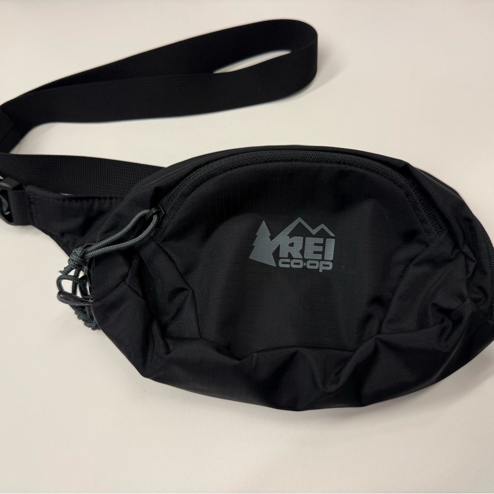 REI-Black Men's Waist Bag